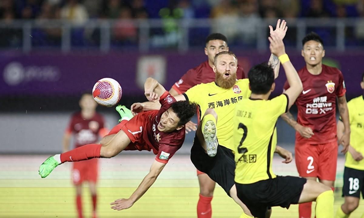 足球场上豪强争锋，双方拼尽全力争夺胜利！