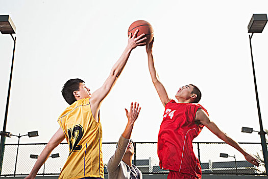 球员们在比赛中展现出了超强的技术和拼搏精神的简单介绍