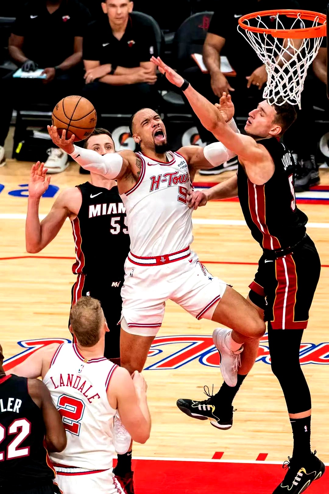 包含热火主场大胜活塞，取得开门红的词条