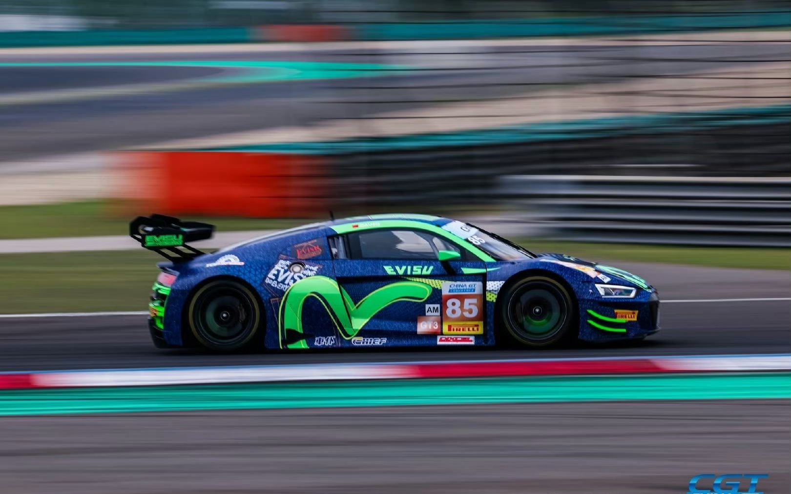 红牛车队险胜迈凯伦，阿隆索点燃赛场