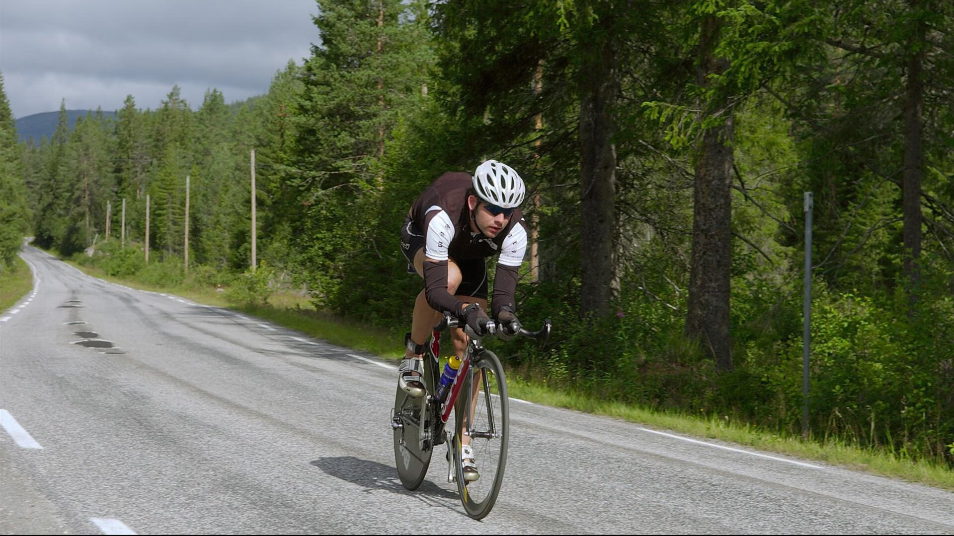 乌拉圭风暴席卷拜耳竞技场，孔德在团队荣耀中升起巨星旗帜