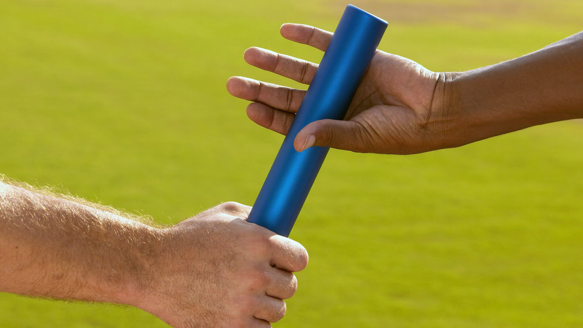 极速引擎与钢铁活塞，当赛道精密算力席卷球场，谁在重构胜负方程式？